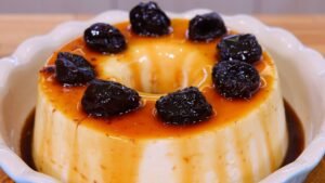 Receita de Manjar Branco com Calda de Ameixa: O Doce Perfeito para Festas